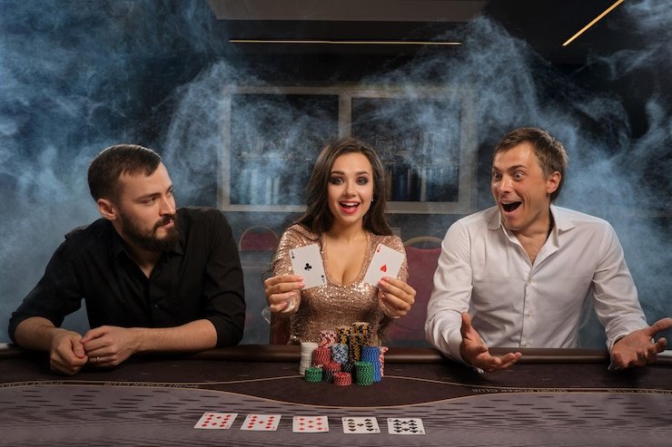 Antarmuka Evolution Gaming di aplikasi mobile emp4d menampilkan meja live dealer dengan dealer profesional